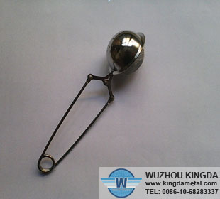 Strainer tea ball with handle